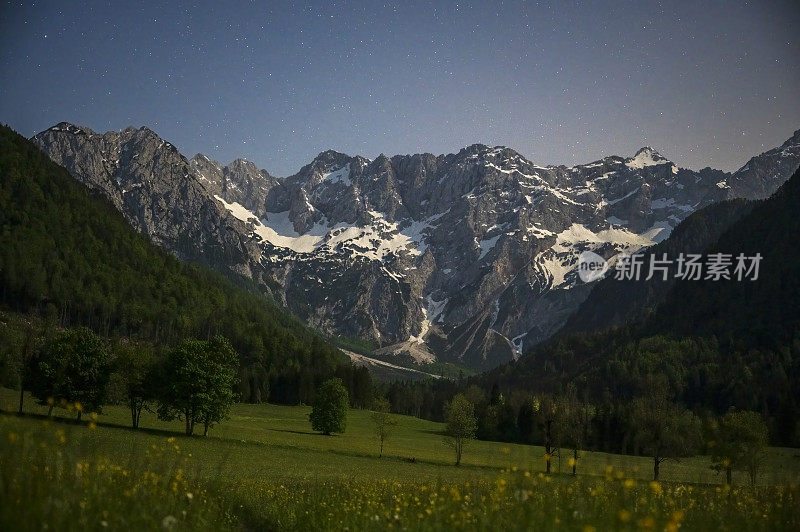 Zgornje Jezersko山谷春天的夜景